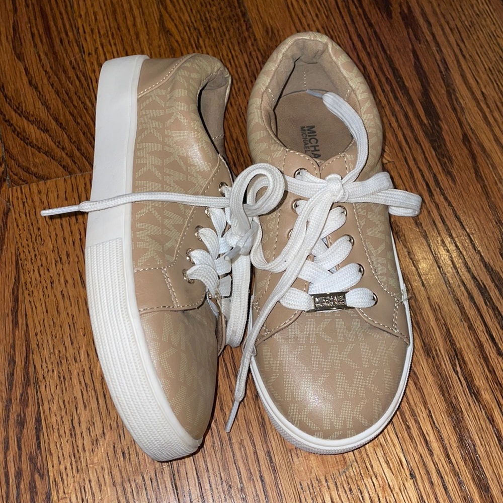 Used girls sneakers in excellent condition. Smoke/Pet free home. Size 1
